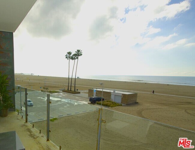 Foto del edificio - 270 Palisades Beach Rd