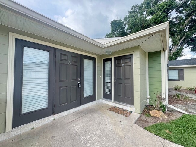 Building Photo - Apartment - Right off Cypress Gardens Blvd!