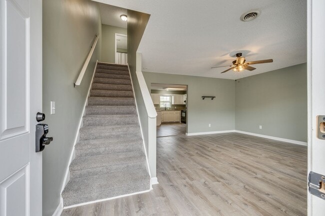 Building Photo - 2 br/ 1.5 bath condo Johnson City