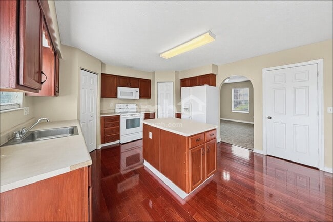 Building Photo - 838 Avalon Dr