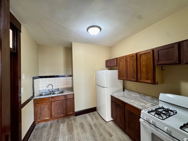 Building Photo - Updated 2BR Downtown Moline Apartment – Move In Now