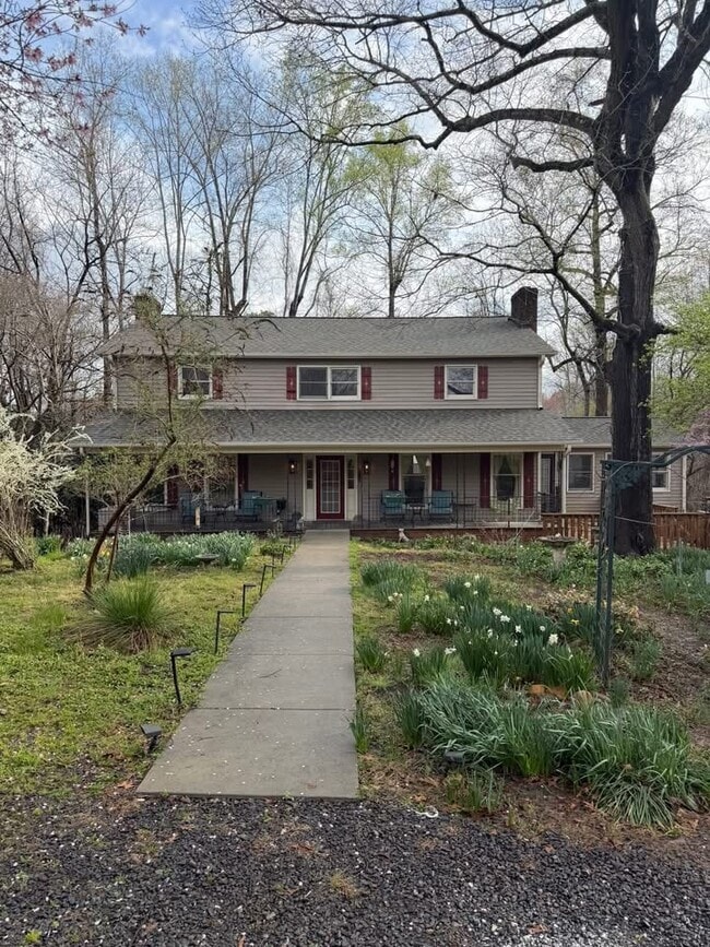 Building Photo - 1565 S Peace Haven Rd