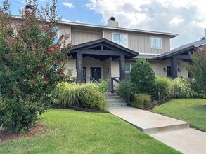 Building Photo - 2208 Kavanaugh Blvd