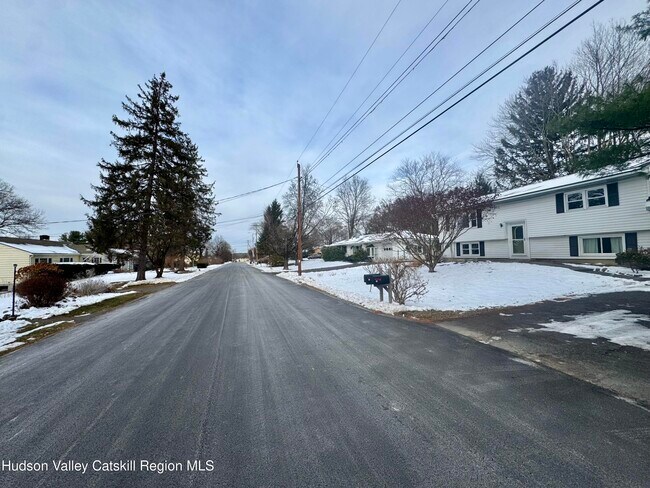 Foto del edificio - 18 Cherry Hill Rd