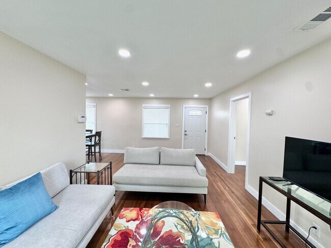 Foto del edificio - Charming & Fully Renovated 2-Bedroom Home ...