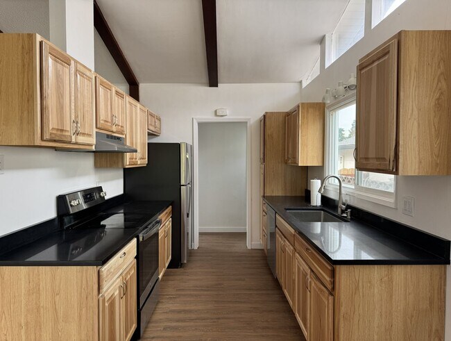 Building Photo - 4 Bedroom / 2 Bathroom home for rent