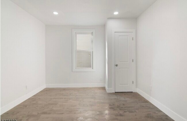 Building Photo - 21 Oak St