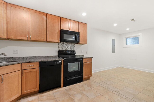Foto del edificio - Charming One-Bedroom Basement Apartment