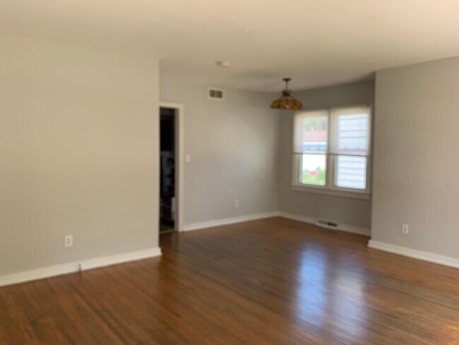 Building Photo - 707 Kingsley St