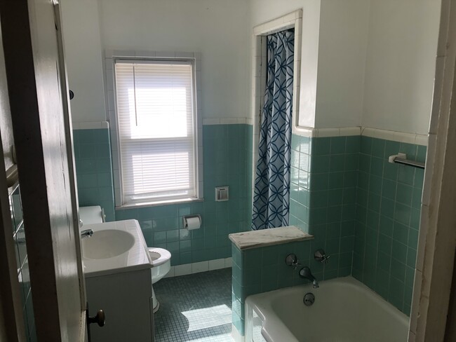 Full bath - 210 Penn Ter