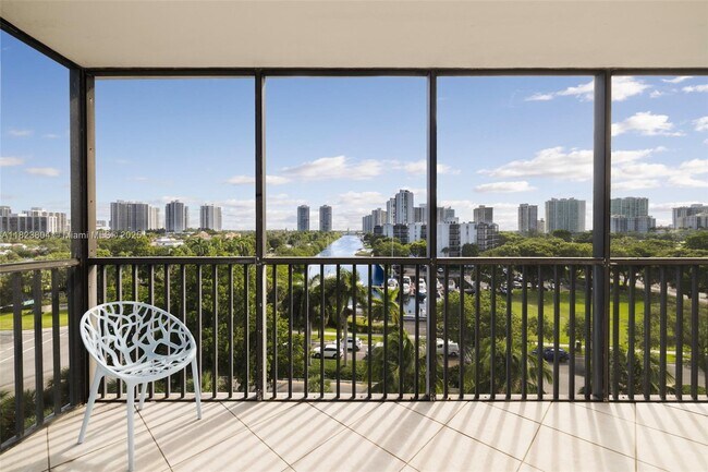 Foto del edificio - 3375 N Country Club Dr