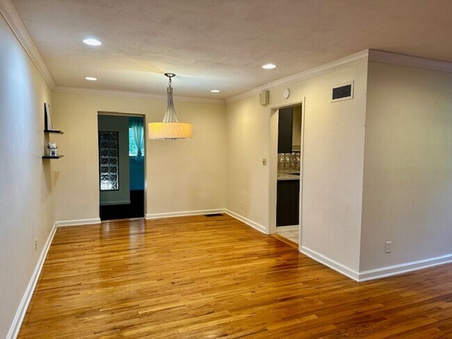 Building Photo - Exquisite 3BR, 2BA Don Russell-built home ...