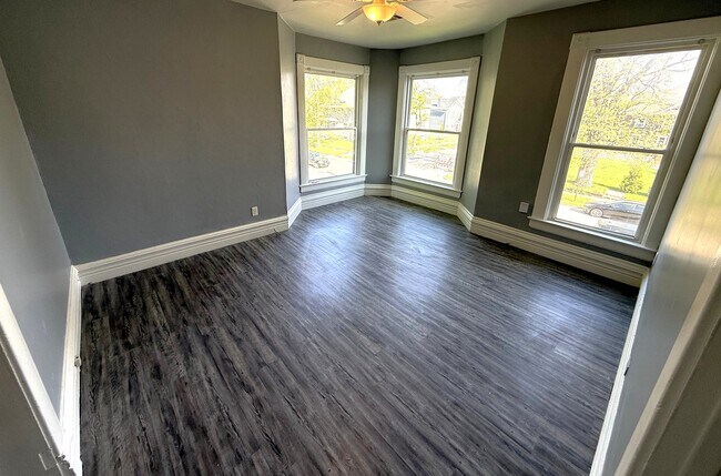 ¡Enorme sala de estar con grandes ventanales! - 133 W 13th St