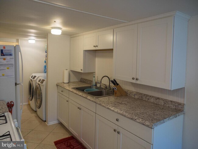 Foto del edificio - 8107 Maplewood Dr