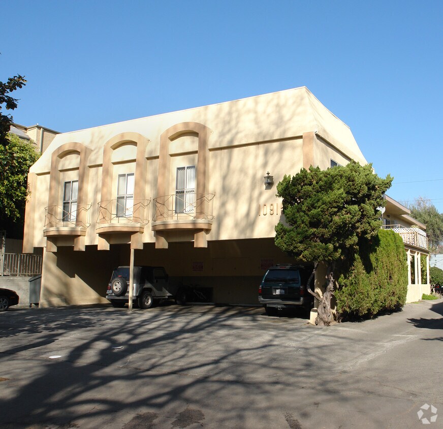 Foto principal - 10915 Morrison St