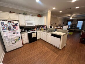 Building Photo - 101 Woodlake Dr