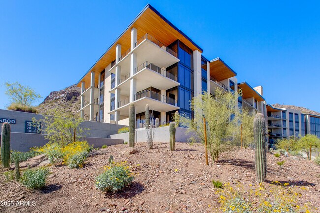 Foto del edificio - 5000 N Camelback Rdg Dr