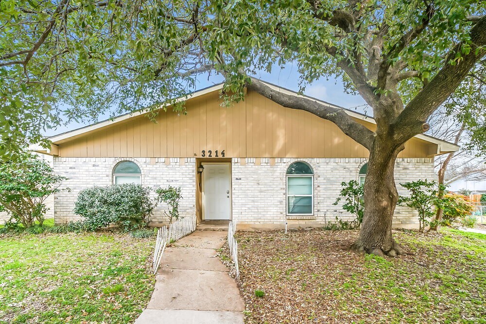 Primary Photo - 3214 Greentree Dr
