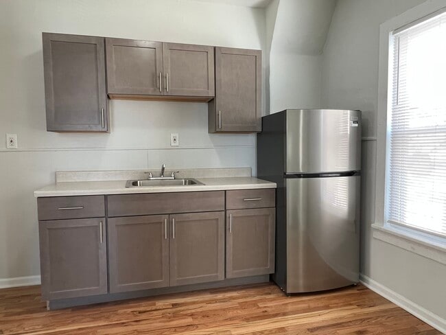 Building Photo - 1151 W 19th St