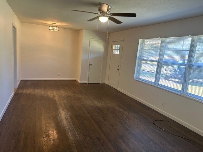 Building Photo - 3 Bedroom Home with Large Backyard near An...