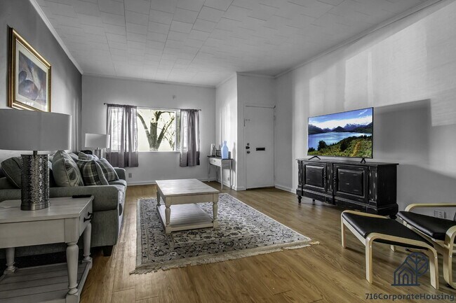 Foto del edificio - Furnished 2-Bedroom First-Floor Apartment Near Elmwood Village