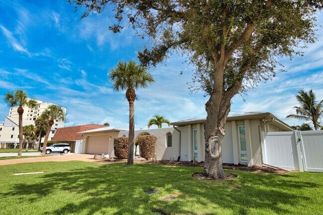 Foto del edificio - Seasonal Venice Island Pool Home half block from Golden Beach deeded access to the Gulf!