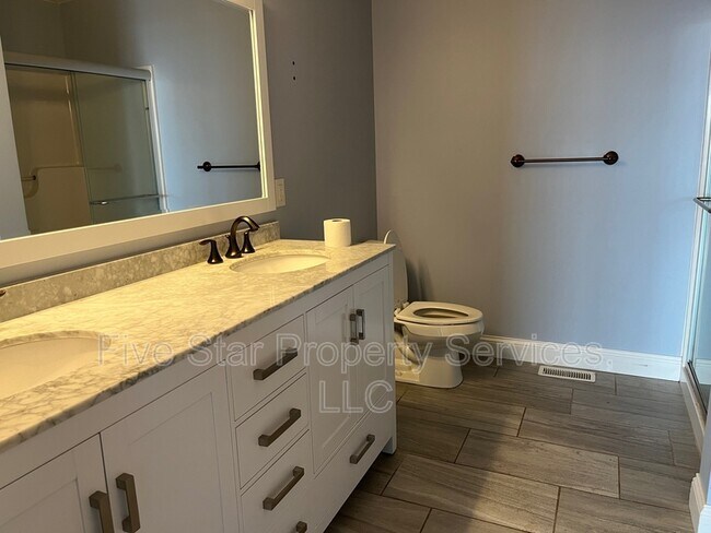 Foto del edificio - 1203 Hawthorn Ct