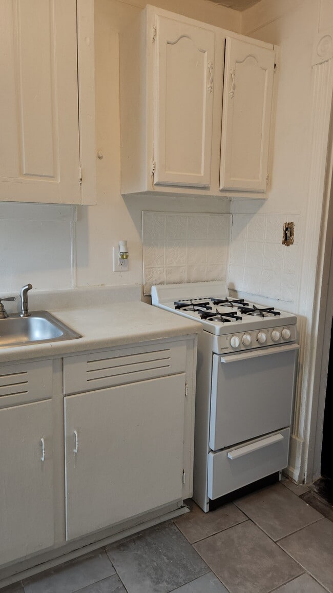 Building Photo - 226 Clymer St