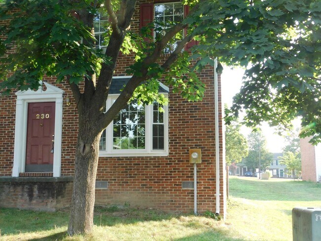 Foto del edificio - End unit townhouse on the east side of Winchester