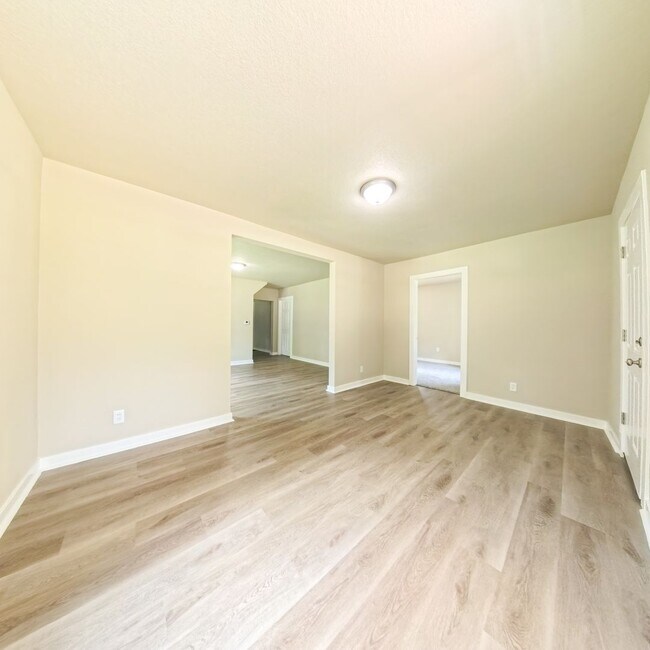 Foto del edificio - Remodeled 3 bed 1 bath w/huge garage- Jeff...