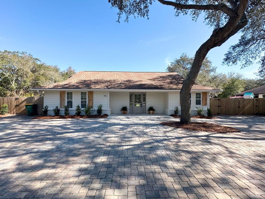 Primary Photo - Outdoor living paradise in Destin on this ...