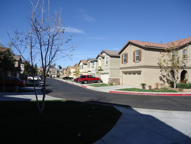 Foto del edificio - GORGEOUS TWO STORY HOME IN GRANITE HILLS 4...