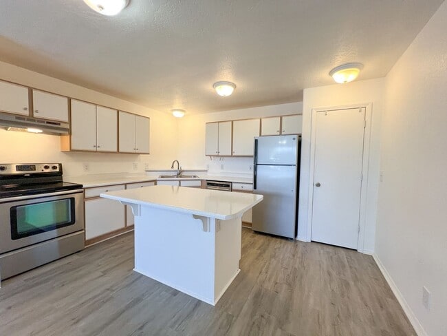 Building Photo - TRI-PLEX- COTTONWOOD - VERDE VILLAGE UNITS