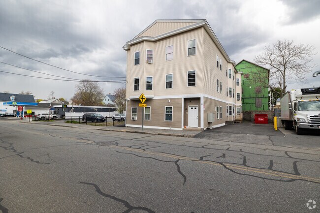 423 Broadway St Lowell, MA - 423 Broadway St