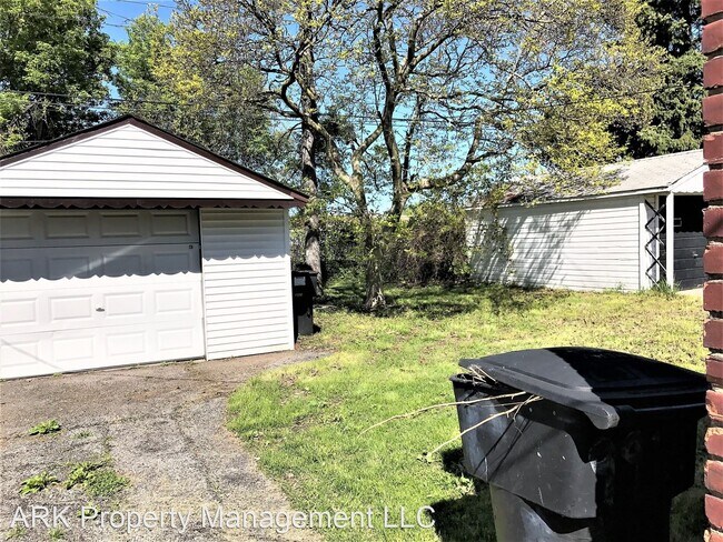 Building Photo - 3 br, 1 bath House - 9997 Whitcomb St