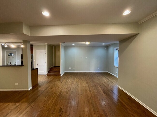 Building Photo - 1635 W Farwell Ave