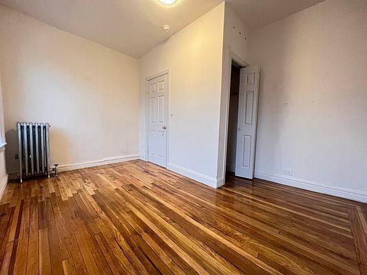 Foto del edificio - 3 bedroom in BRONX NY 10467