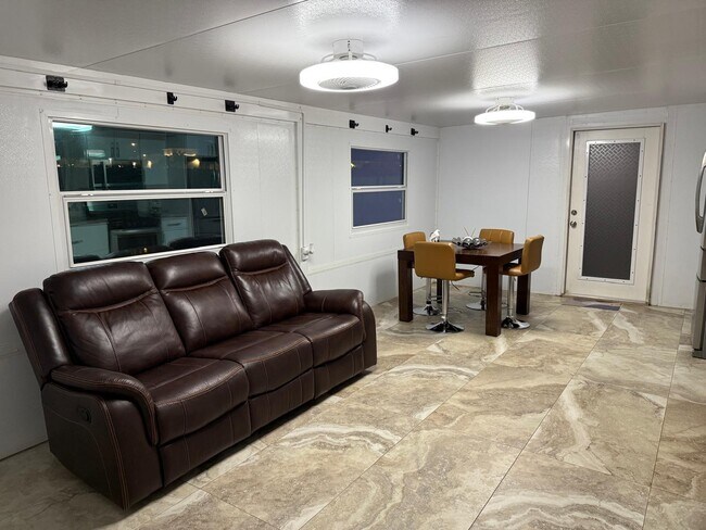 Foto del edificio - 1077 Fernlea Dr