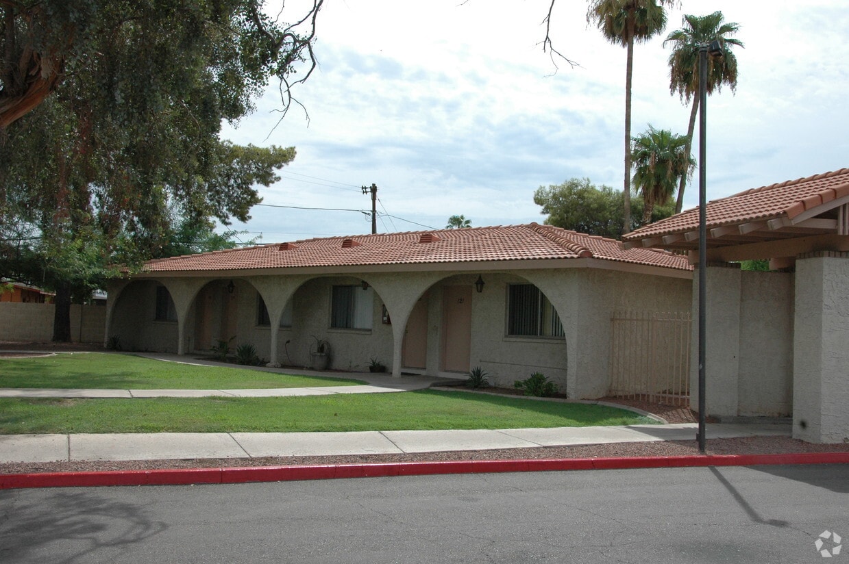 Primary Photo - Buenas On Indian School Apartments