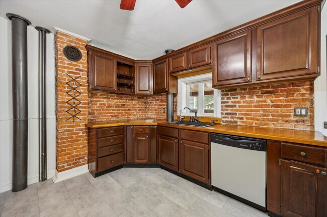 Building Photo - 3BD/1BA Twin in West Chester Borough!