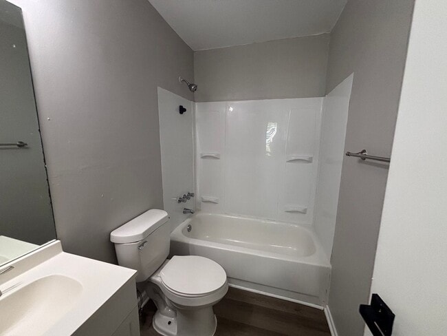 Foto del edificio - 1700 Corning Ave