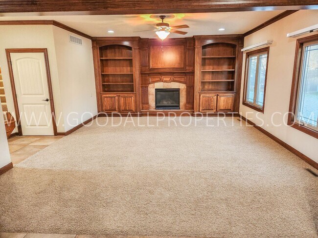 Building Photo - Sublease through March 31st, 2025  4 Bedro...