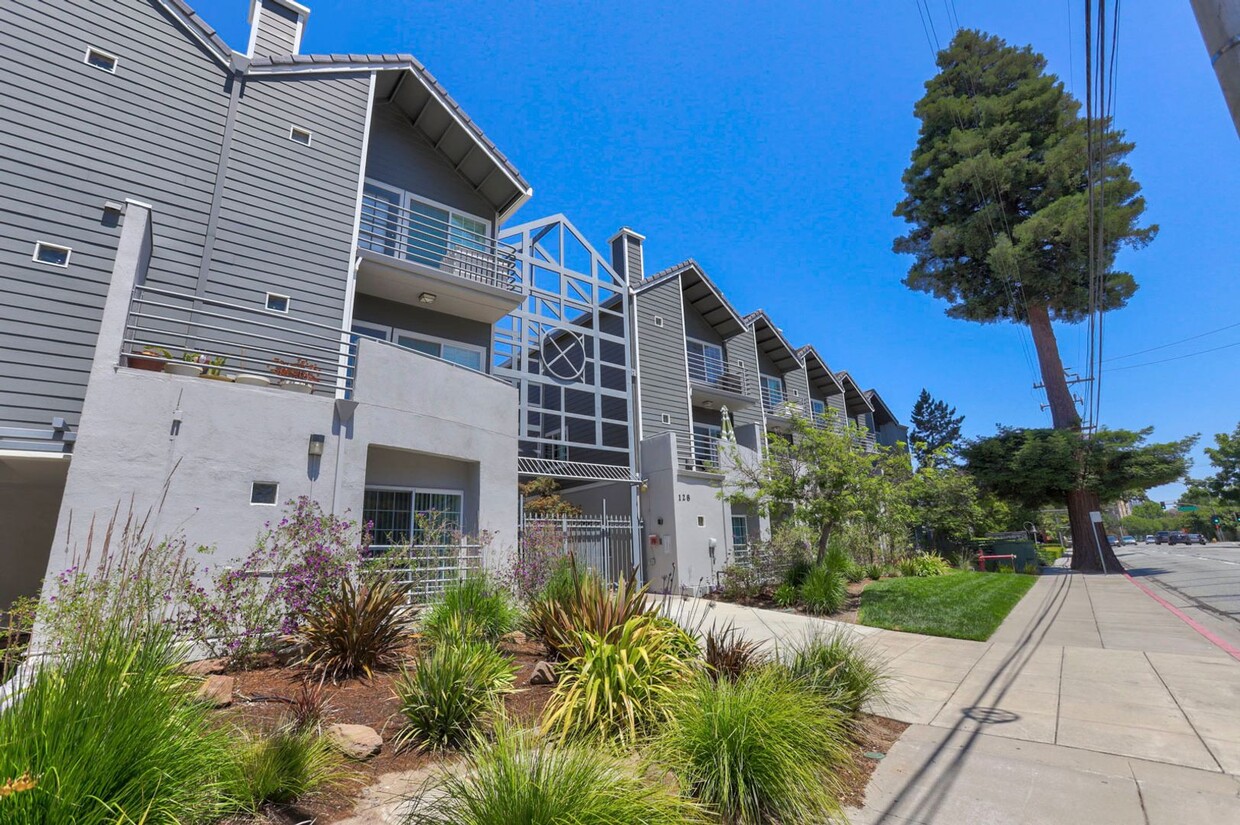 Foto principal - Large 2 Bed/2 Bath San Mateo condo near do...