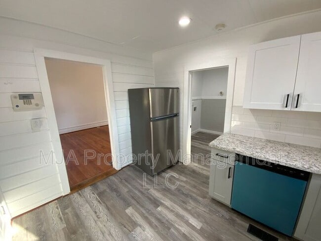 Building Photo - 217 Reed Ave N