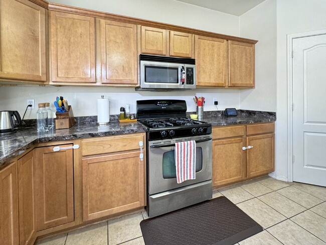 Foto del edificio - New Spacious 2 Story Rental Listing in Cab...