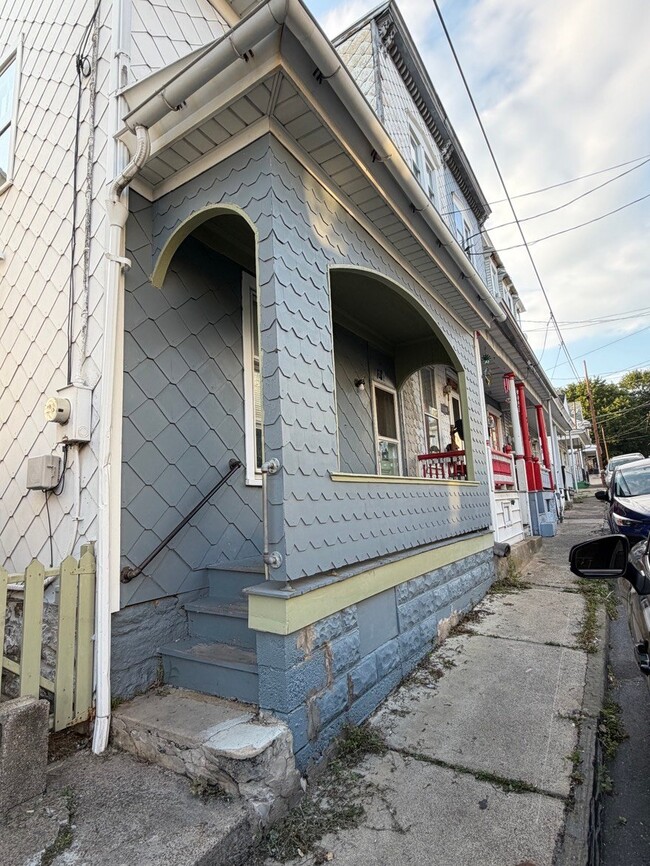 Building Photo - 214 N Vine St