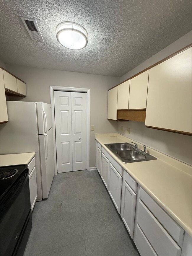 Building Photo - Three bedroom, two bath condo in High Point