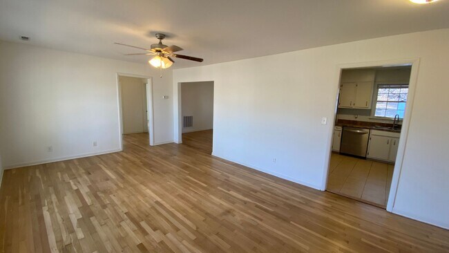 Foto del edificio - 2517 Piney Branch Rd NW