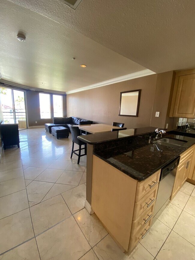 Foto del edificio - Beautiful, partially furnished 1 bedroom w...