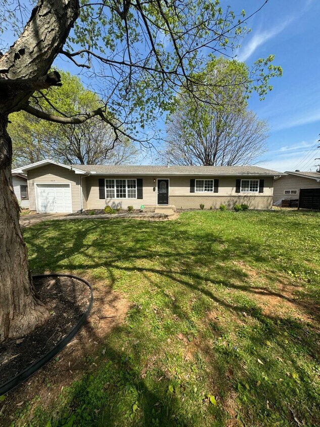 Primary Photo - Beautiful 3 bedroom 2.5 bath 2 living room...